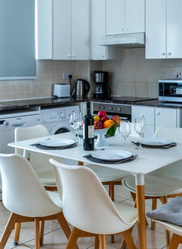 Just renovated beautiful 2 bed apartment in Paphos 5 min drive to the beachにあるキッチンまたは簡易キッチン