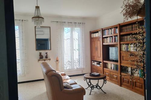 - un salon avec un canapé et une table dans l'établissement Apartment With Balcony In The City Of Avignon, à Avignon