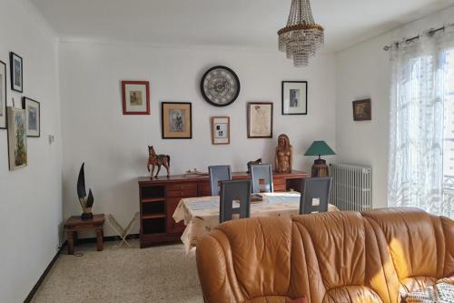 - un salon avec un canapé et une table dans l'établissement Apartment With Balcony In The City Of Avignon, à Avignon