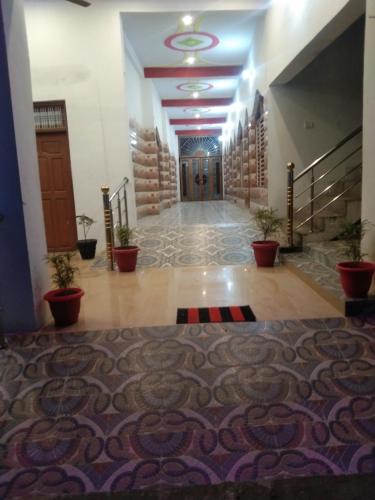 um corredor vazio com vasos de plantas num edifício em Mohan marrige lawn em Faizābād