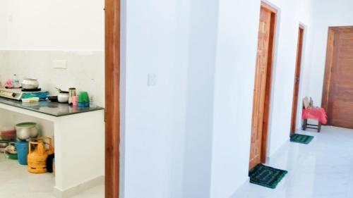a kitchen with a counter and a counter top at Rooms Trincomalee Low Price in Trincomalee