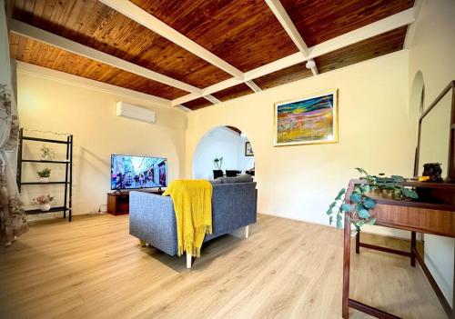 sala de estar con sofá y techo de madera en Folk-style Waterford 3 bdr-house, en Kingston