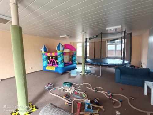 a living room with a play room with a play set at FEWO an der ZWÄNS in Stollberg