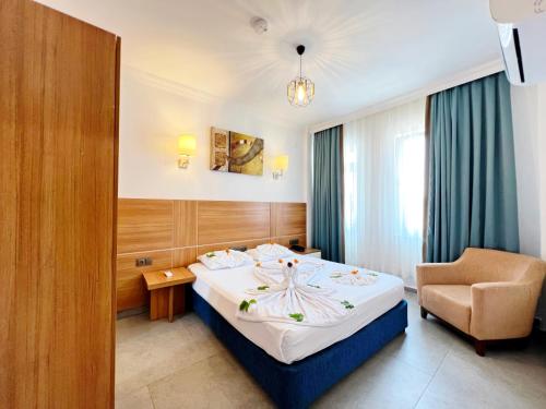 a hotel room with a bed and a chair at Akın Apart and Hotel in Antalya