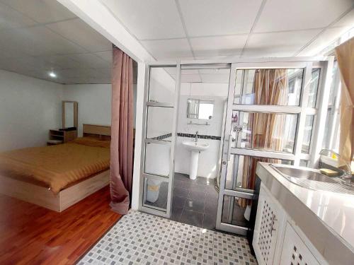 Baño pequeño con cama y lavabo en Moonlight samui apartment en Koh Samui