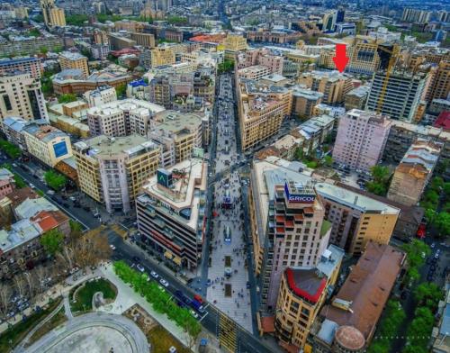uma vista superior de uma cidade com uma rua movimentada em Residence North Avenue, Teryan 8 , apt14 3 em Yerevan