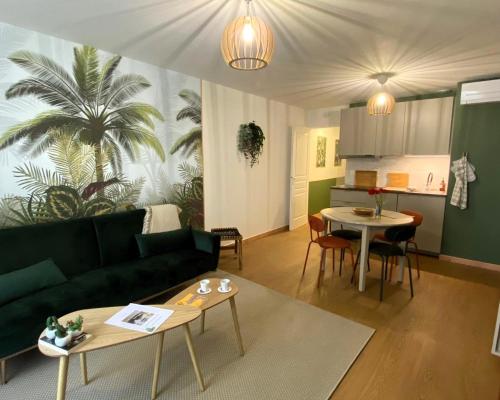 sala de estar con sofá y mesa en Le Palmae, appartement cosy, cœur de ville, climatisé, en Hyères
