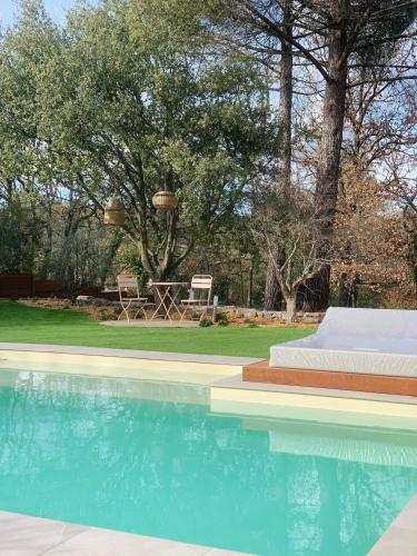 - une piscine en face d'une cour arborée dans l'établissement Le Petit Mas Roc, à Saint-Maximin-la-Sainte-Baume