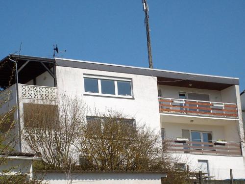 un edificio blanco con un balcón en el lateral. en Delightful Villa in Gerolstein with Private Garden, en Gerolstein
