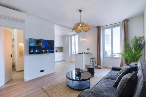 un salon avec un canapé et une table dans l'établissement Magnifique appartement centre-ville - Palais 5min, à Cannes