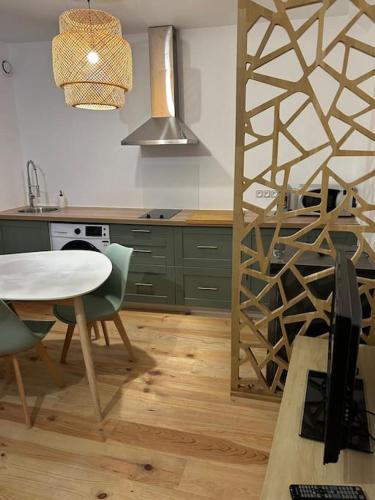 - une cuisine avec une table, des chaises, une table et un comptoir dans l'établissement Le floral, à Carcassonne