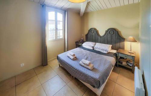 une chambre avec un grand lit avec des serviettes dessus dans l'établissement Cozy Home, à Saint-Laurent-de-la-Cabrerisse