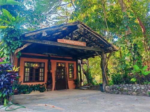Gallery image of ธารทอง ลอดจ์ Tharnthong Lodge in Ban Pang Champi