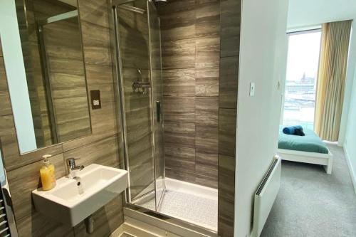 ein Bad mit einem Waschbecken und einer Dusche in der Unterkunft Birmingham City Centre, 2 bedroom Apartment, in Birmingham