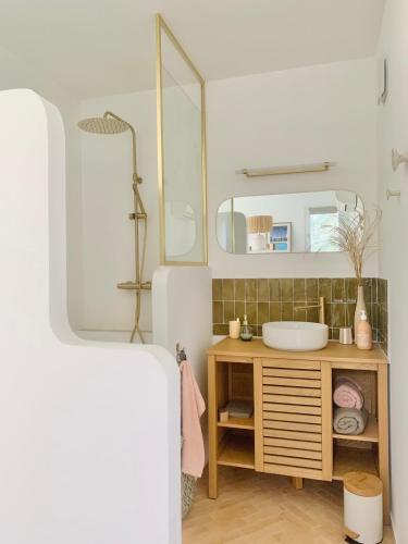 une salle de bain avec un lavabo et un miroir dans l'établissement Le Petit Mas Roc, à Saint-Maximin-la-Sainte-Baume