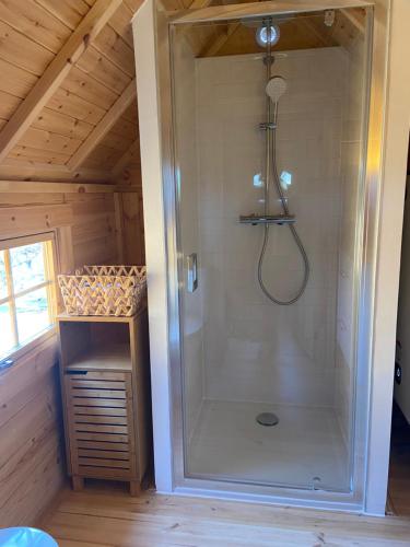 Ванная комната в Maison bois kota / bain nordique / proche de la mer / kota grill