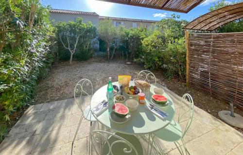 une table avec de la nourriture dans une arrière-cour dans l'établissement Stunning Home, à Saint-Laurent-de-la-Cabrerisse