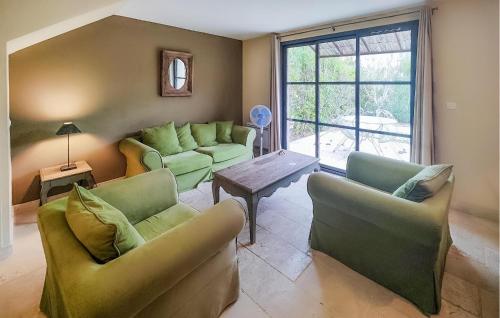 un salon avec deux canapés et une table dans l'établissement Stunning Home, à Saint-Laurent-de-la-Cabrerisse