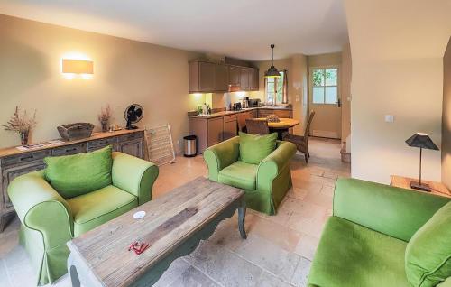 - un salon avec des chaises vertes et une table en bois dans l'établissement Stunning Home, à Saint-Laurent-de-la-Cabrerisse