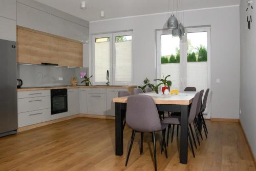 - une cuisine et une salle à manger avec une table et des chaises dans l'établissement Hotelik u Sąsiada, à Olsztyn