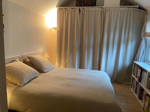 Postel nebo postele na pokoji v ubytování Maison de charme d'Ile de France
