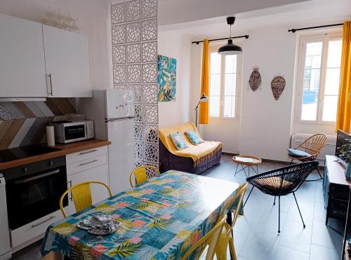une cuisine et un salon avec une table et des chaises dans l'établissement Grand 2 pièces rénové climatisé, vieil Antibes, proche port, à Antibes