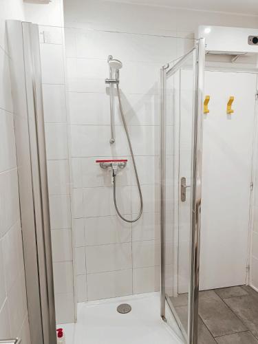 une douche avec une porte vitrée dans une salle de bain dans l'établissement Grand 2 pièces rénové climatisé, vieil Antibes, proche port, à Antibes