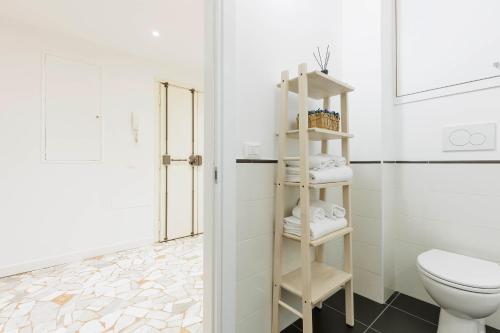 uma casa de banho com WC e uma prateleira com toalhas em Giordano Luxury Home em Florença