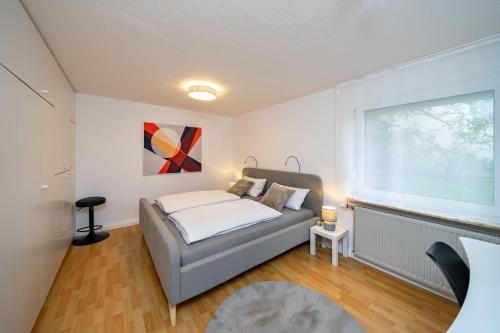 um quarto com uma cama e uma janela em Fuchs und Hase em Illingen