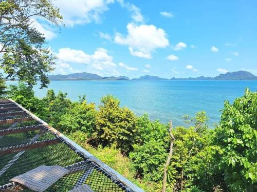 にあるภูผาหน้าเล PhuPha-NaLay Cafe'n Campingの木の上から海の景色