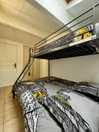 - une chambre avec des lits superposés et un lit d'appoint dans l'établissement Duplex proche mer et centre, à Palavas-les-Flots