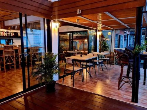 Reštaurácia alebo iné gastronomické zariadenie v ubytovaní Moonlight samui apartment