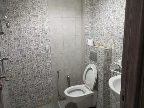 uma casa de banho com um WC e um lavatório em VILLA BELLA VITA HAMMAMET em Hammamet Sud