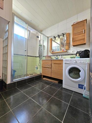La salle de bains est pourvue d'un lave-linge et d'une douche. dans l'établissement Duplex proche mer et centre, à Palavas-les-Flots