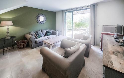 un salon avec deux canapés et une table dans l'établissement Stunning Home In Saint-Laurent-De-La-Cabrerisse, à Saint-Laurent-de-la-Cabrerisse