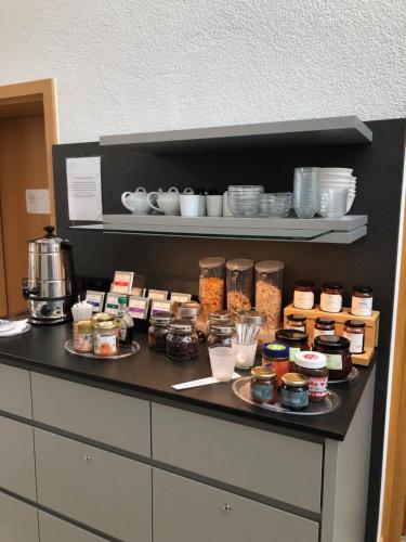 un mostrador con jarras de comida encima en Gästehaus & Weingut PETH en Flörsheim-Dalsheim