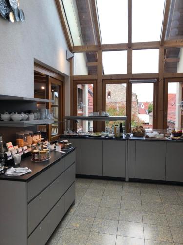 una gran cocina con muchos mostradores y ventanas en Gästehaus & Weingut PETH en Flörsheim-Dalsheim