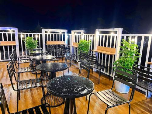 una fila de mesas y sillas en un balcón en Gia Hân Hotel, en Ho Chi Minh