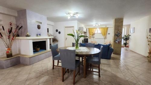 een eetkamer en een woonkamer met een tafel en stoelen bij B&B VILLA MARINA in Castrignano del Capo