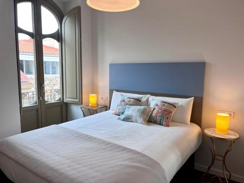 マラガにあるHomely Málaga Felix Saenzのベッドルーム1室(白いベッド1台、枕付)、窓が備わります。