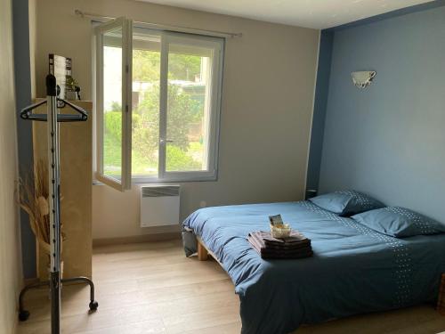 1 dormitorio con cama y ventana en Chez Val et Phil, en La Voulte-sur-Rhône