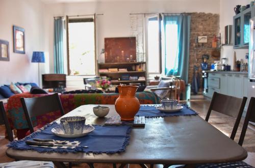 uma mesa com um vaso em cima numa sala de estar em La Maison d'Elysa em Perpignan