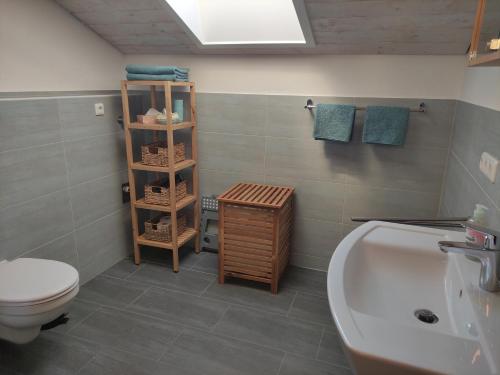 ein Badezimmer mit einem WC, einem Waschbecken und einer Badewanne in der Unterkunft Ferienwohnung auf dem Land in Tuntenhausen
