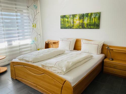 un letto in una camera con una foto sul muro di Weingut Raevenhof ad Ayl