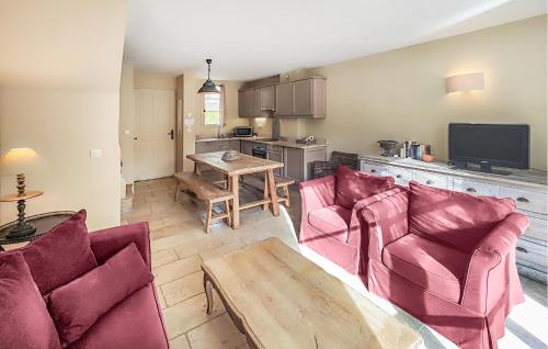 un salon avec deux chaises rouges et une table dans l'établissement Awesome Home In Saint-Laurent-De-La-Cabrerisse, à Saint-Laurent-de-la-Cabrerisse