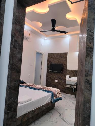 um quarto com uma cama e um espelho em The Regal Inn em Gorakhpur