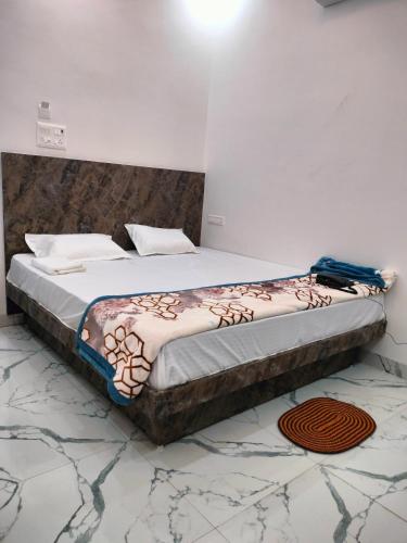 uma cama grande num quarto com uma área em The Regal Inn em Gorakhpur