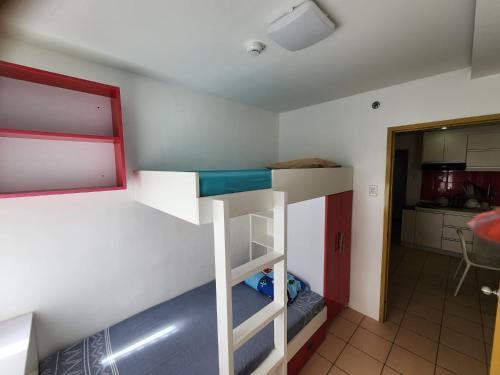 達沃市的住宿－JFive Homes @ 8Spatial_B2，带两张双层床和厨房的客房