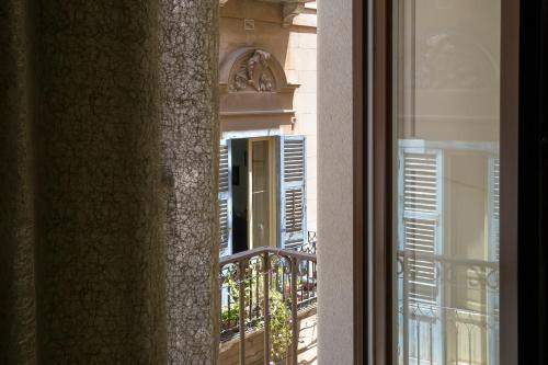 Blick auf einen Balkon aus dem Fenster in der Unterkunft B&B Cantiere dell'anima - Rooms of art in Trapani