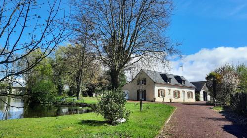 Allonnesにあるetang de la bibardiereの川辺家